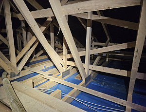 Zateplení stropu novostavby rodinného domu pomocí foukané izolacev